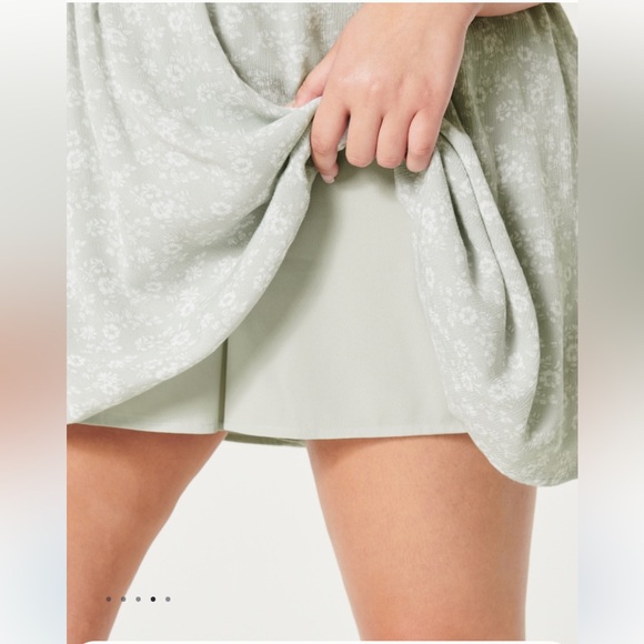 HOLLISTER FLUTTER SLEEVE SMOCKED SKORT DRESS - Picture 3 of 10